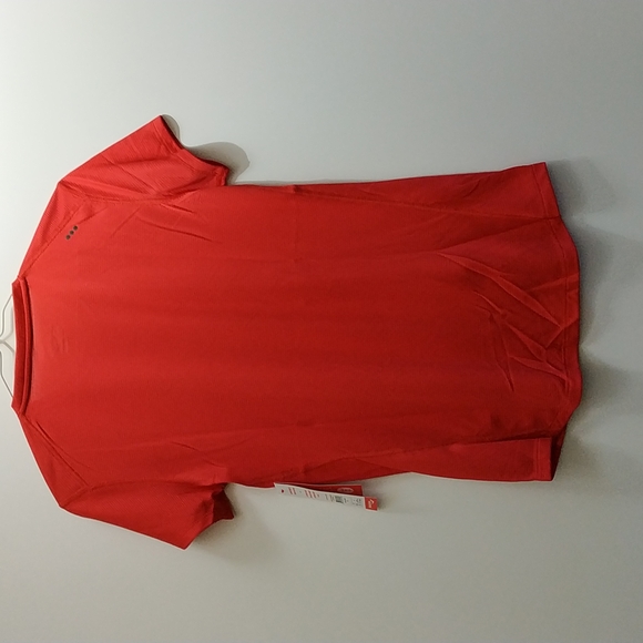 Saucony BNWT Red Running shirt Scotiabank Vancouver half marathon size S - Picture 6 of 6